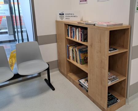 Slika_5_Knjizne_police_v_Urgentnem_centru